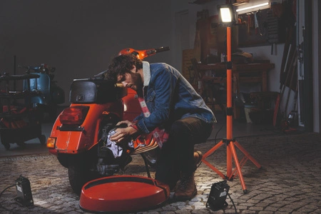 LED Fluter 40 W 3600 lm 4000 K IP54 auf LEDVANCE WORKLIGHT TRIPOD-Ständer