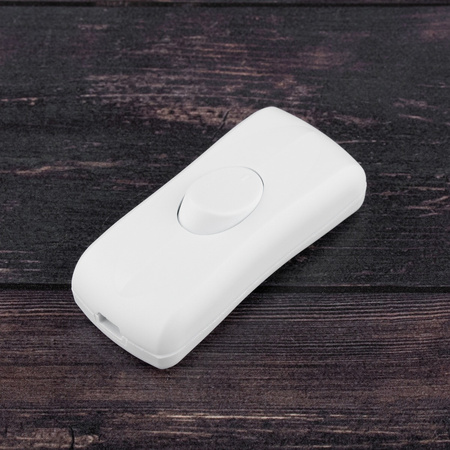 Wippschalter am weißen verdrillten Kabel