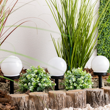 LED-Solar-Gartenlampe mit Nieten WEISSE KUGEL 10 cm