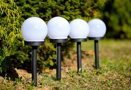 LED-Solar-Gartenlampe mit Nieten WEISSE KUGEL 10 cm