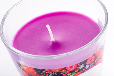 Duftende Dekokerze im Glas Waldfrüchte