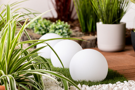 LED-Solar-Gartenlampe mit Nieten RGB-Globus für den Garten 17 cm + Fernbedienung