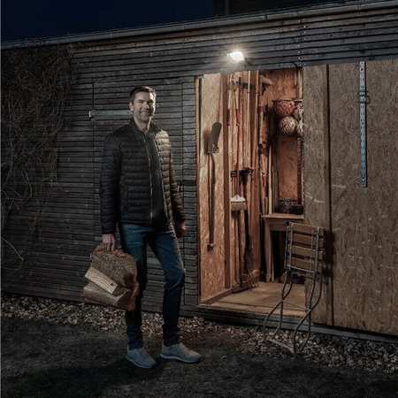 LED-Flutlicht 30W 2400lm 6500K IP65 Schwarz mit Bewegungs- und Dämmerungssensor + Fernsteuerung KOBI MHNC